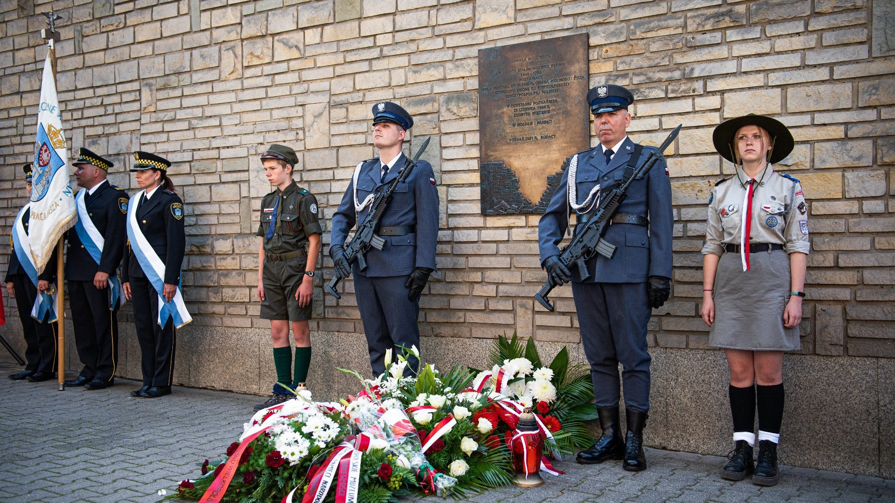 Galeria zdjęć ze złożenia kwiatów po pomnikami ofiar czerwca '56