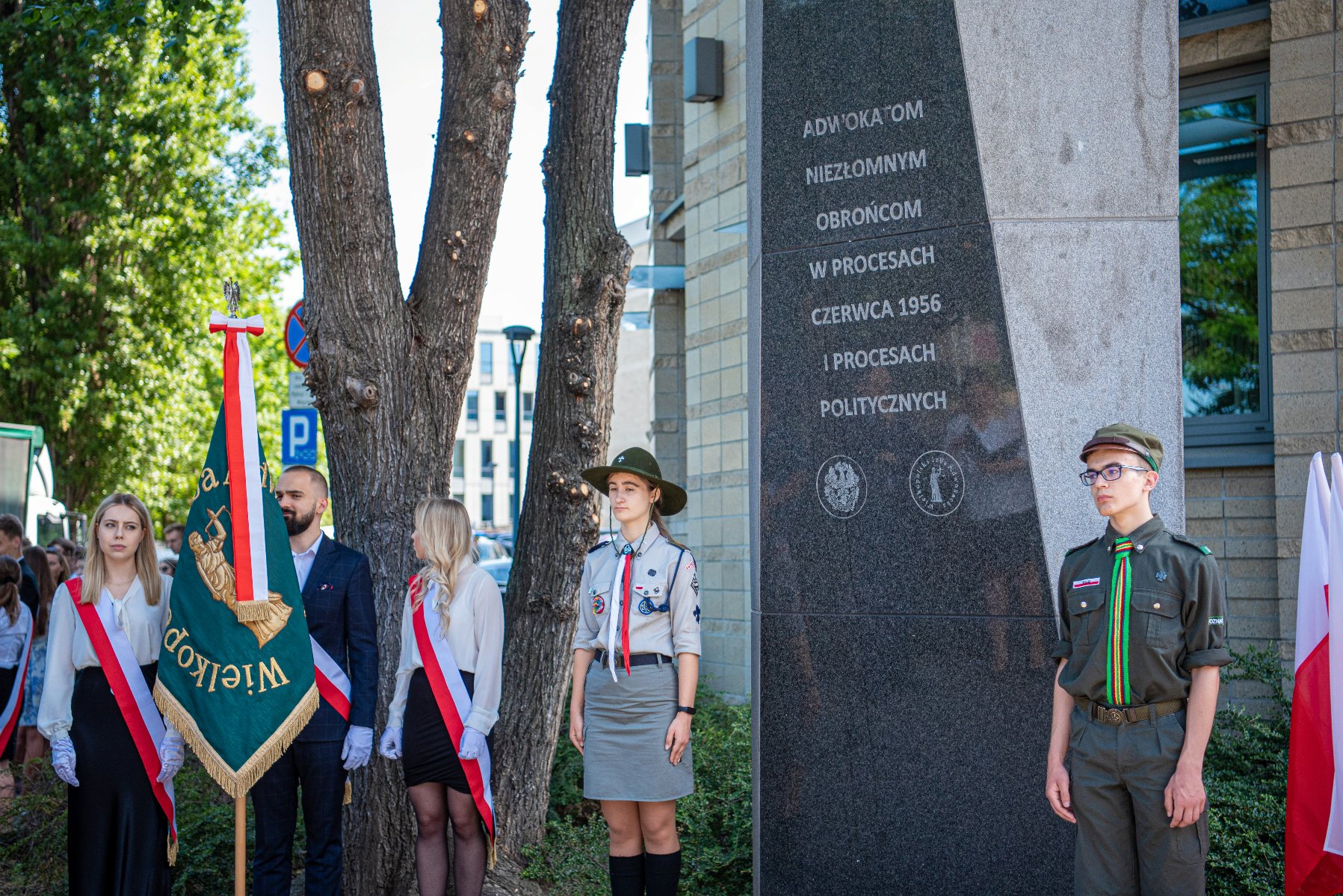 Galeria zdjęć ze złożenia kwiatów po pomnikami ofiar czerwca '56 - grafika artykułu