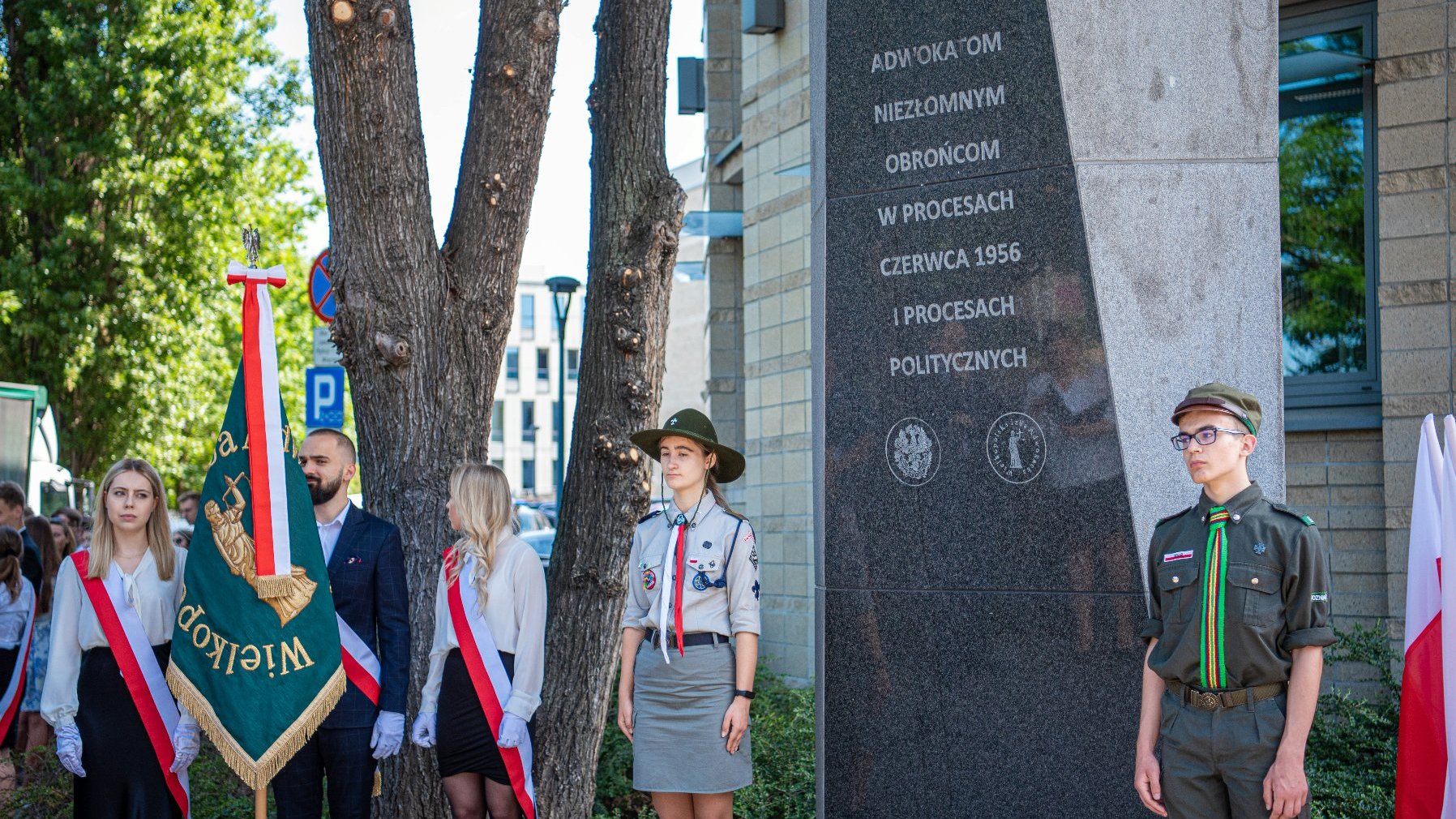 Galeria zdjęć ze złożenia kwiatów po pomnikami ofiar czerwca '56