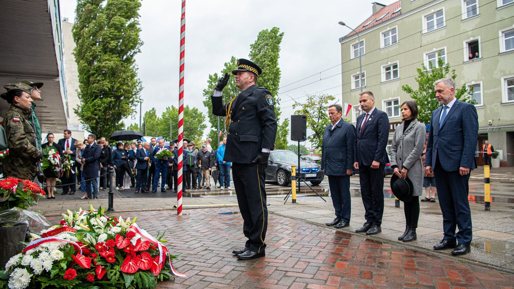 Na zdjęciu przedstawiciele samorządów skłądający wiązankę