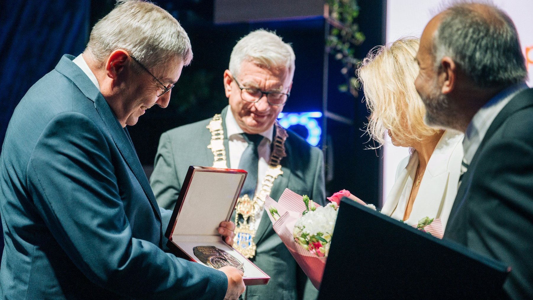 Na zdjęciu wręczanie medalu przedstawicielom fundacji