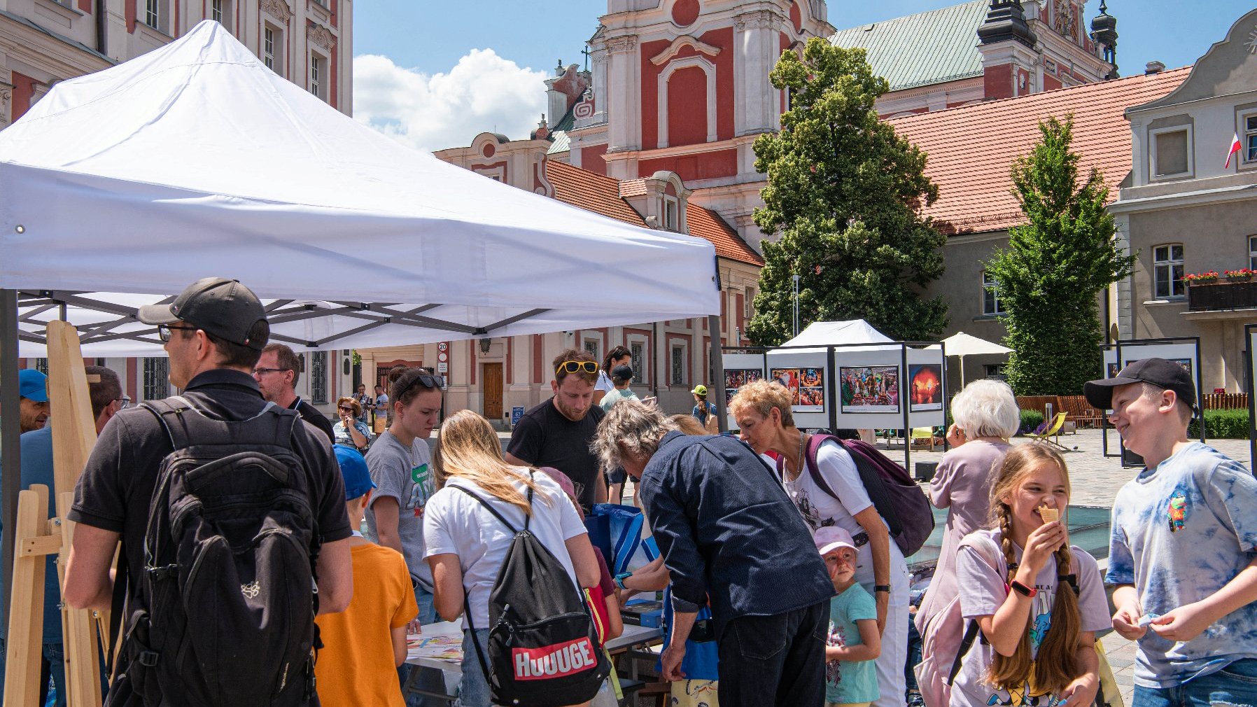 Na zdjęciu tłum ludzi przed stoiskiem