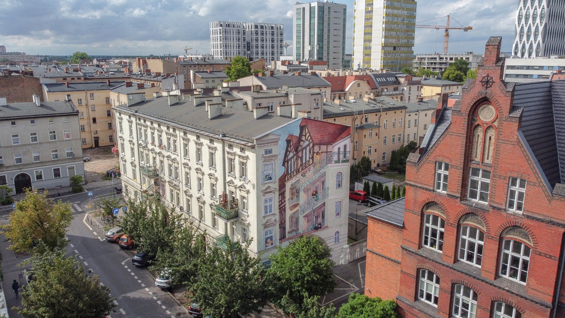 Galeria zdjęć przedstawia mural jeżycjady