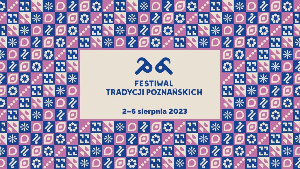 Fioletowo-niebieska mozaika z elementami graficznymi, na środku boałe pole z napisem "Festiwal tradycji poznańskich" datą oraz grafiką głów trykających się koziołków