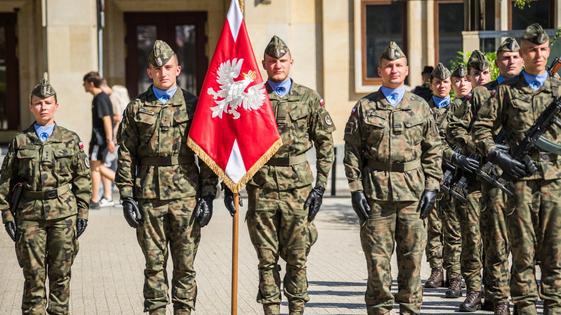 Galeria zdjęć z uroczystości obchodów święta wojska polskiego na placu Wolności