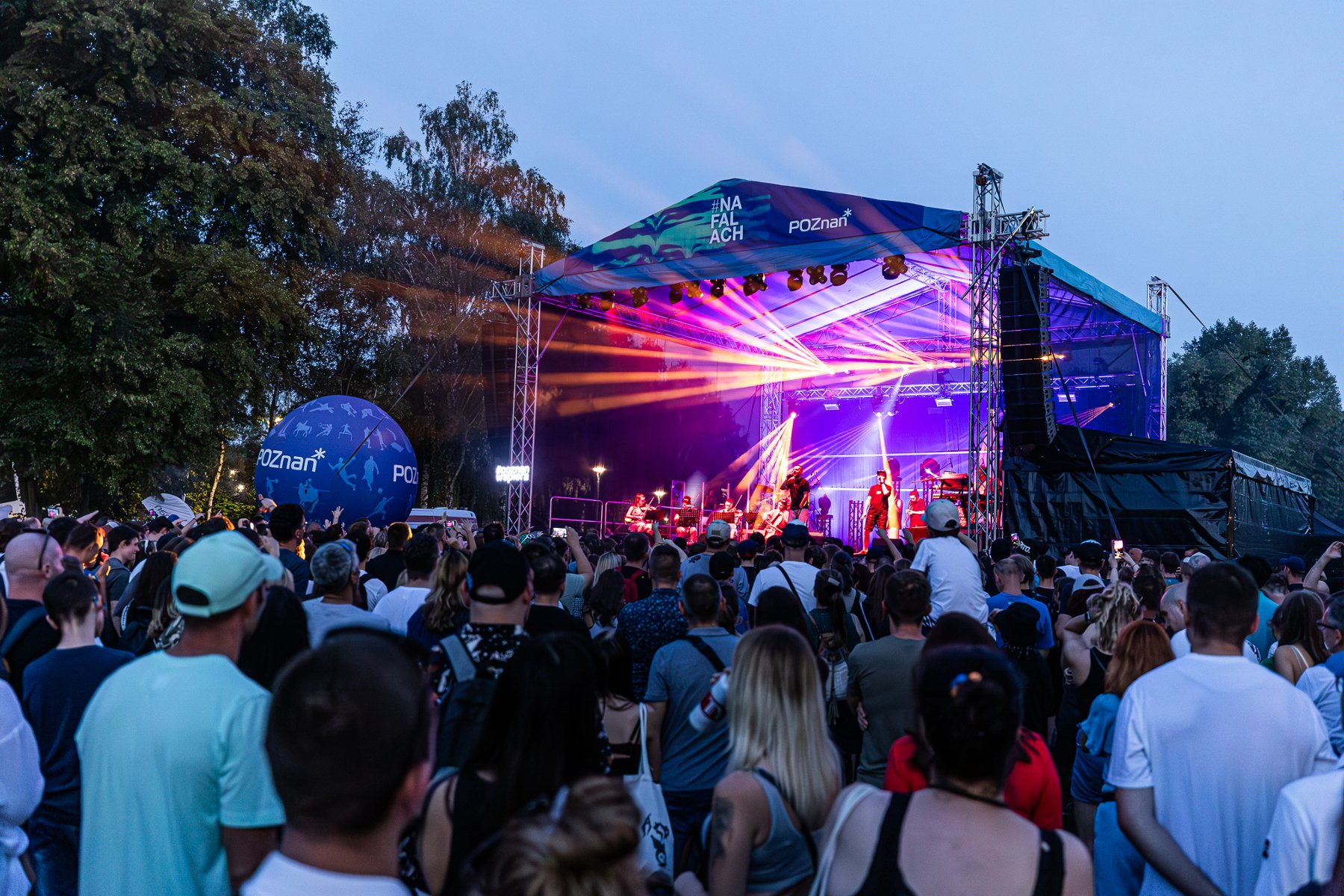 Publiczność i scena na koncercie Na Falach w Strzeszynku - grafika artykułu