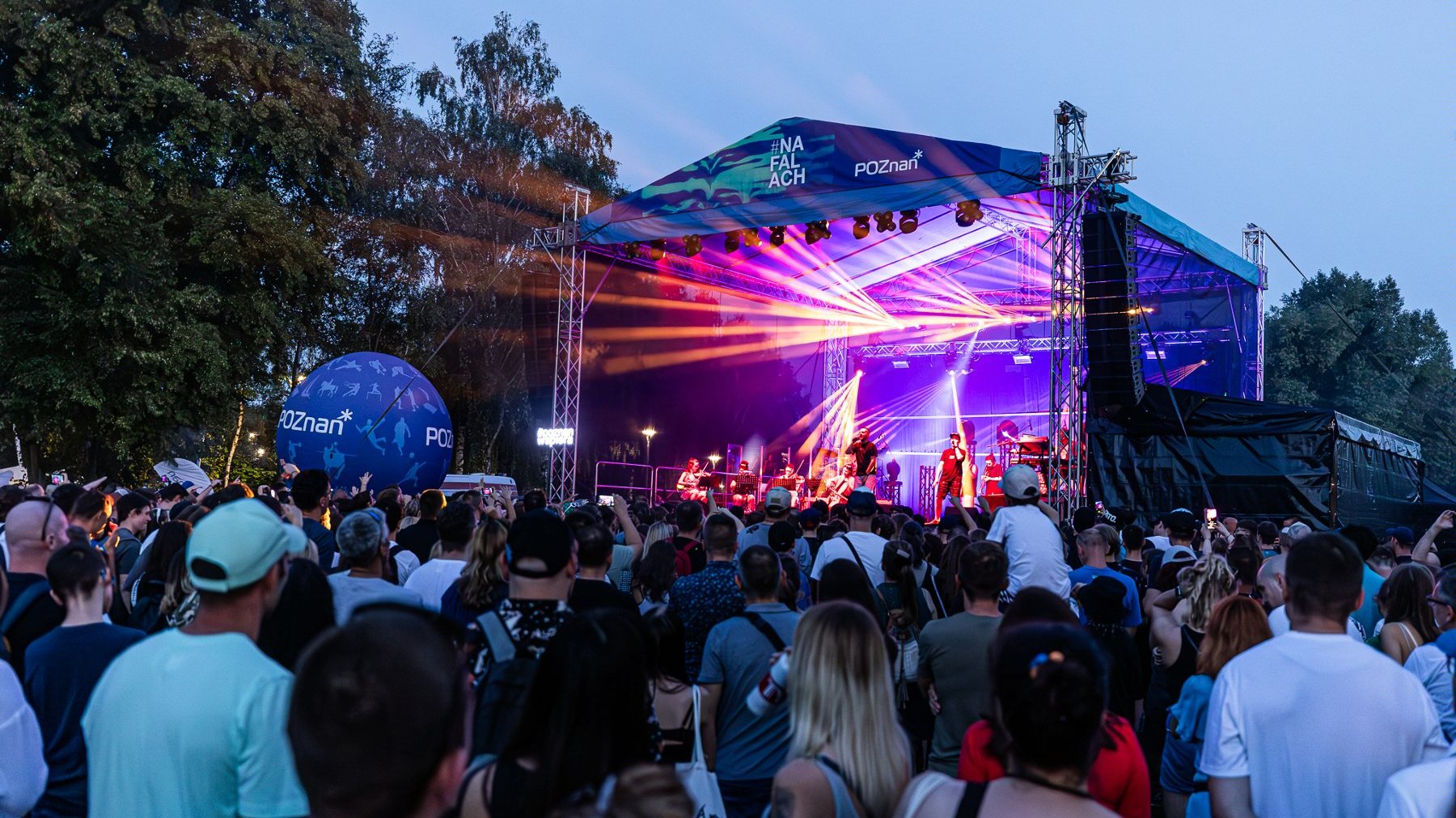 Publiczność i scena na koncercie Na Falach w Strzeszynku