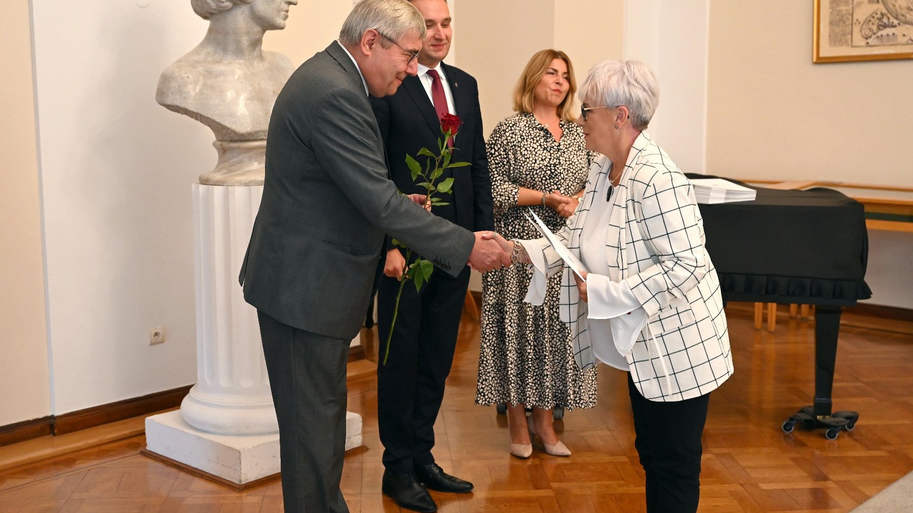 Galeria zdjęć z wręczenia powierzeń dyrektorskich dyrektorom