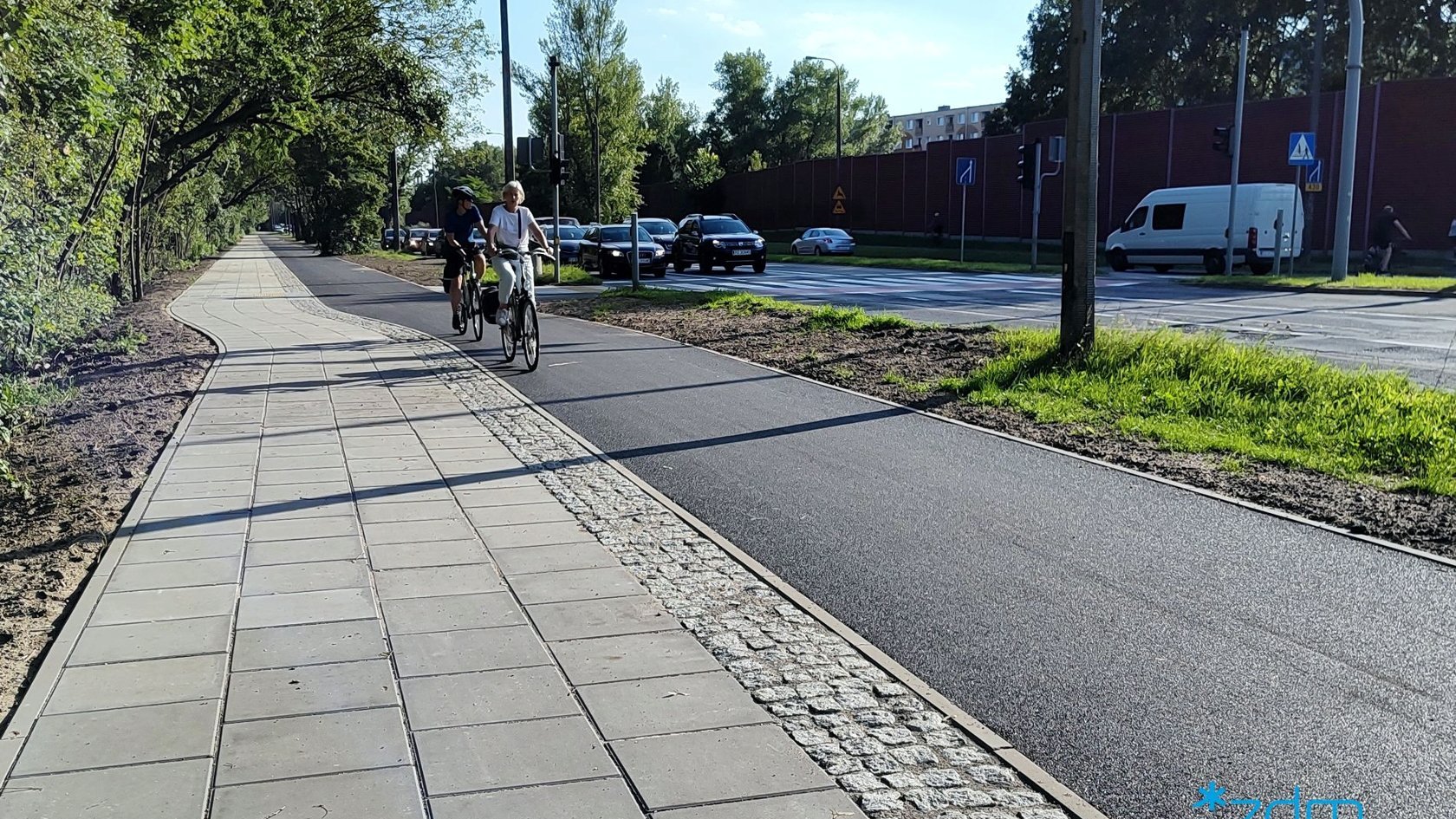 Rowerzyści na nowej drodze wzdłuż ul. Dolna Wilda. Obok odnowiony chodnik