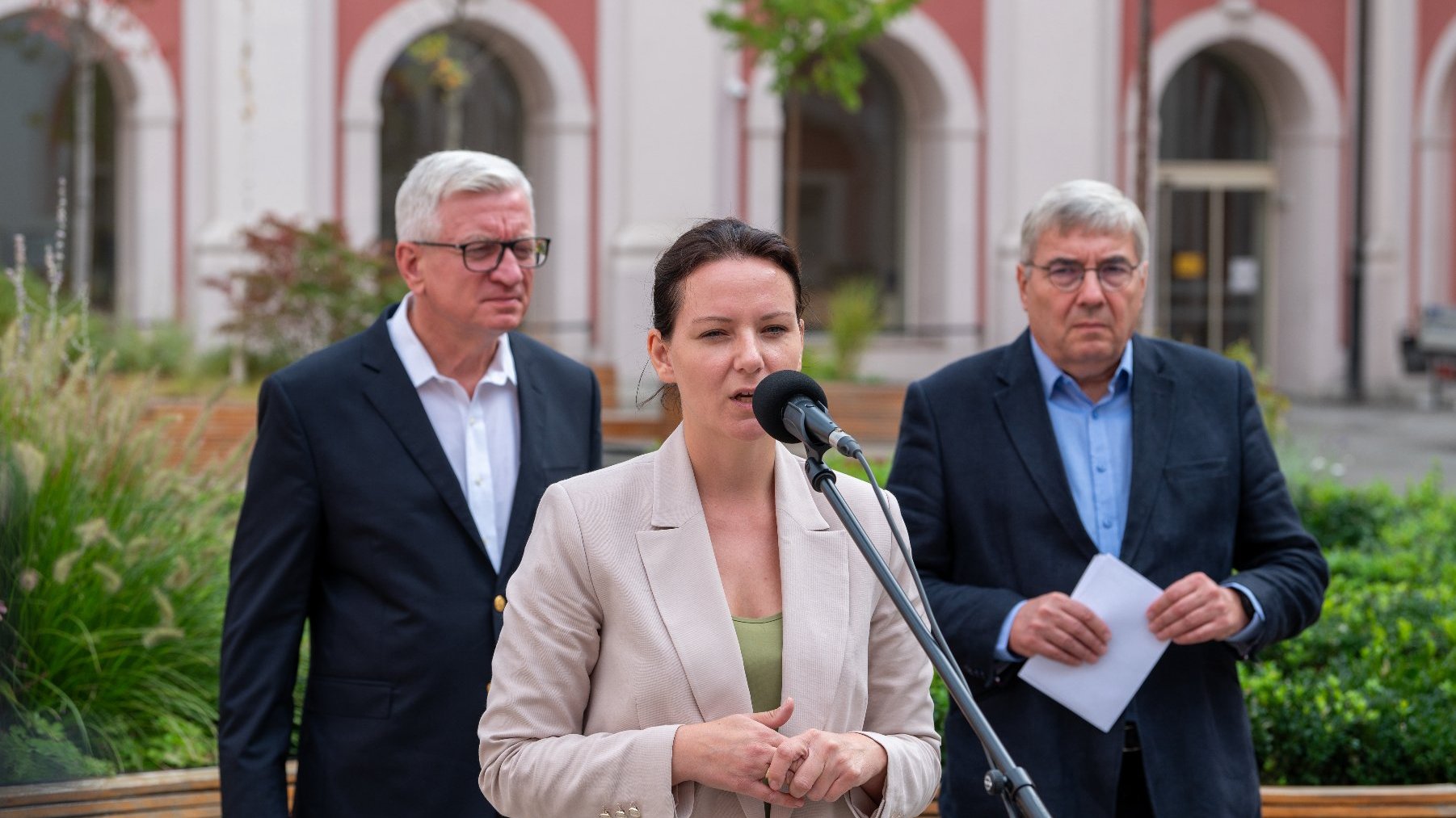 Zdjęcie z briefingu z prezydentem Jackiem Jaśkowiakiem, przewodniczącym Rady Miasta Grzegorzem oraz radną miejską, Marią Lisiecką-Pawełczak