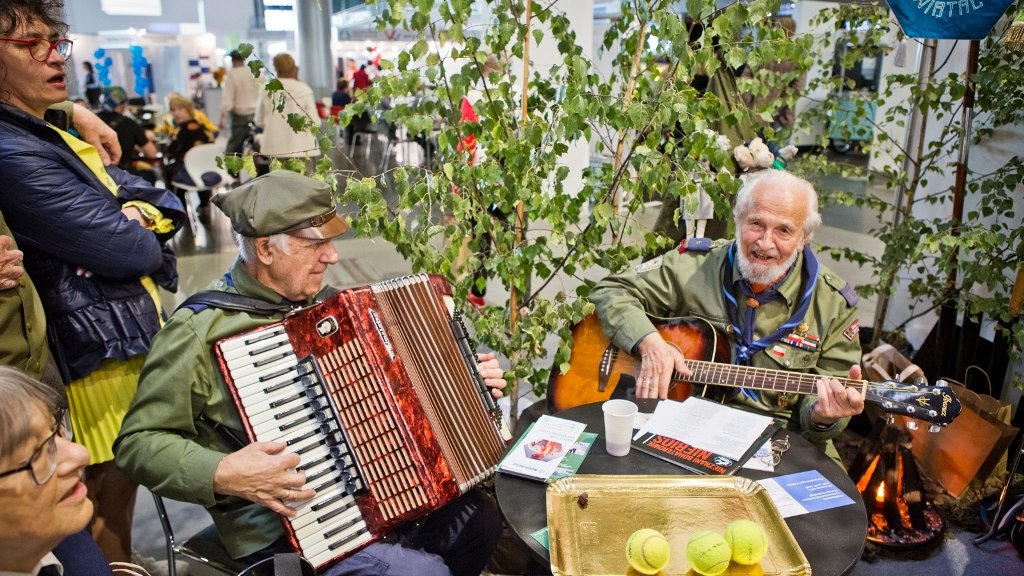 Na zdjęciu koncertujący seniorzy, widać mężczyzn z gitarą i akordeonem