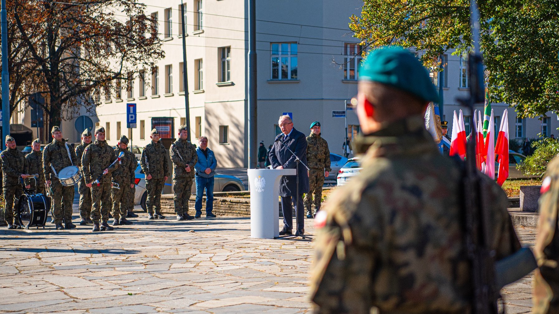 Na zdjęciu uroczystość, widać żołnierzy i mężczyznę przy mównicy