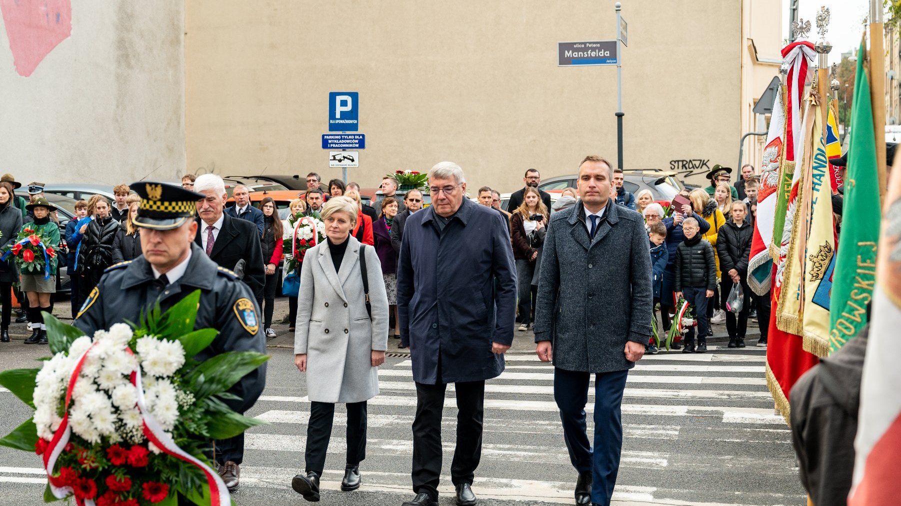 Galeria zdjęć przedstawia obchody rocznicy wybuchu Powstania Węgierskiego, podczas których złożono kwiaty pod tablicami upamiętniającymi Pétera Mansfelda i Romka Strzałkowskiego.