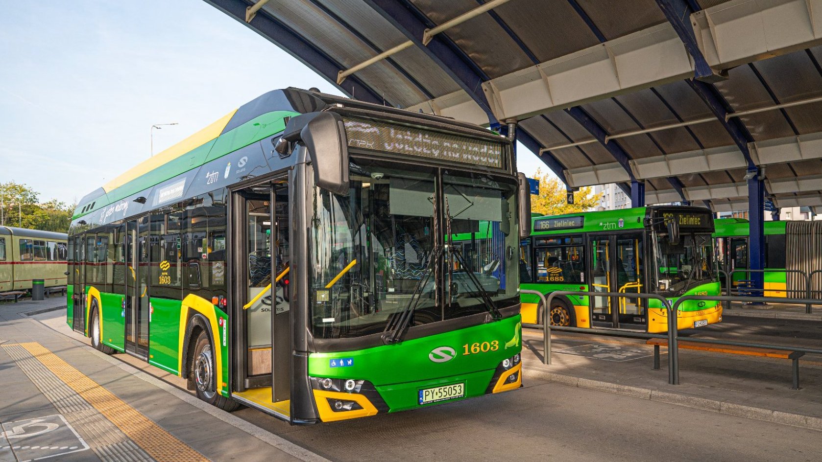 Na zdjęciu autobusy stojące na dworcu