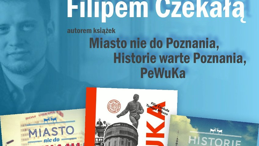 Na plakacie na niebieskim tle znajdują się informacje o spotkaniu obecne w tekście obok. U dołu plakatu znajdują się okładki książek Filipa Czekały przedstawiające otwarcie PeWuKi oraz Poznań z II połowy dwudziestego wieku - ulicę Święty Marcin i poznańskie targi.