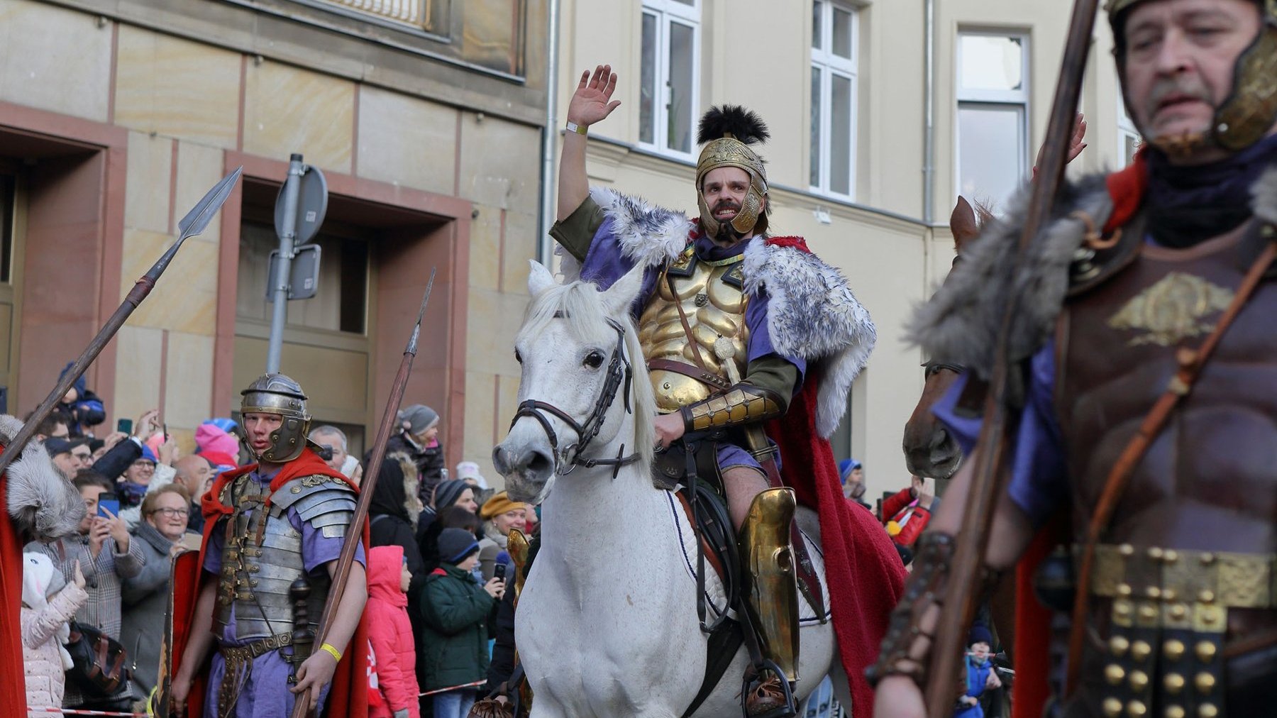 Zdjęcie przedstawia grupę rekonstrukcyjną przebraną na rzymskich legionistów.