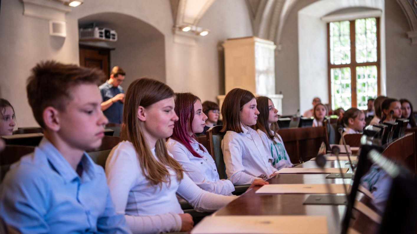 Na zdjęciu Dziecięca Rada Miasta Poznania w sali sesyjnej