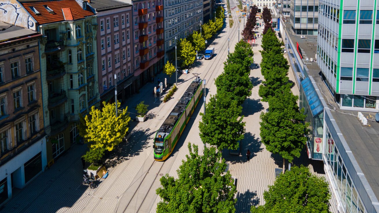 Na zdjęciu ulica Święty Marcin widziana z lotu ptaka, w centrum tramwaj