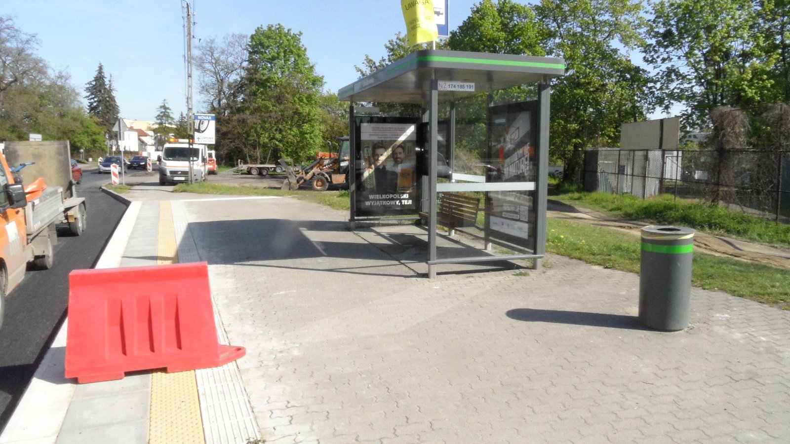 Zdjęcie przedstawia przystanek autobusowy.