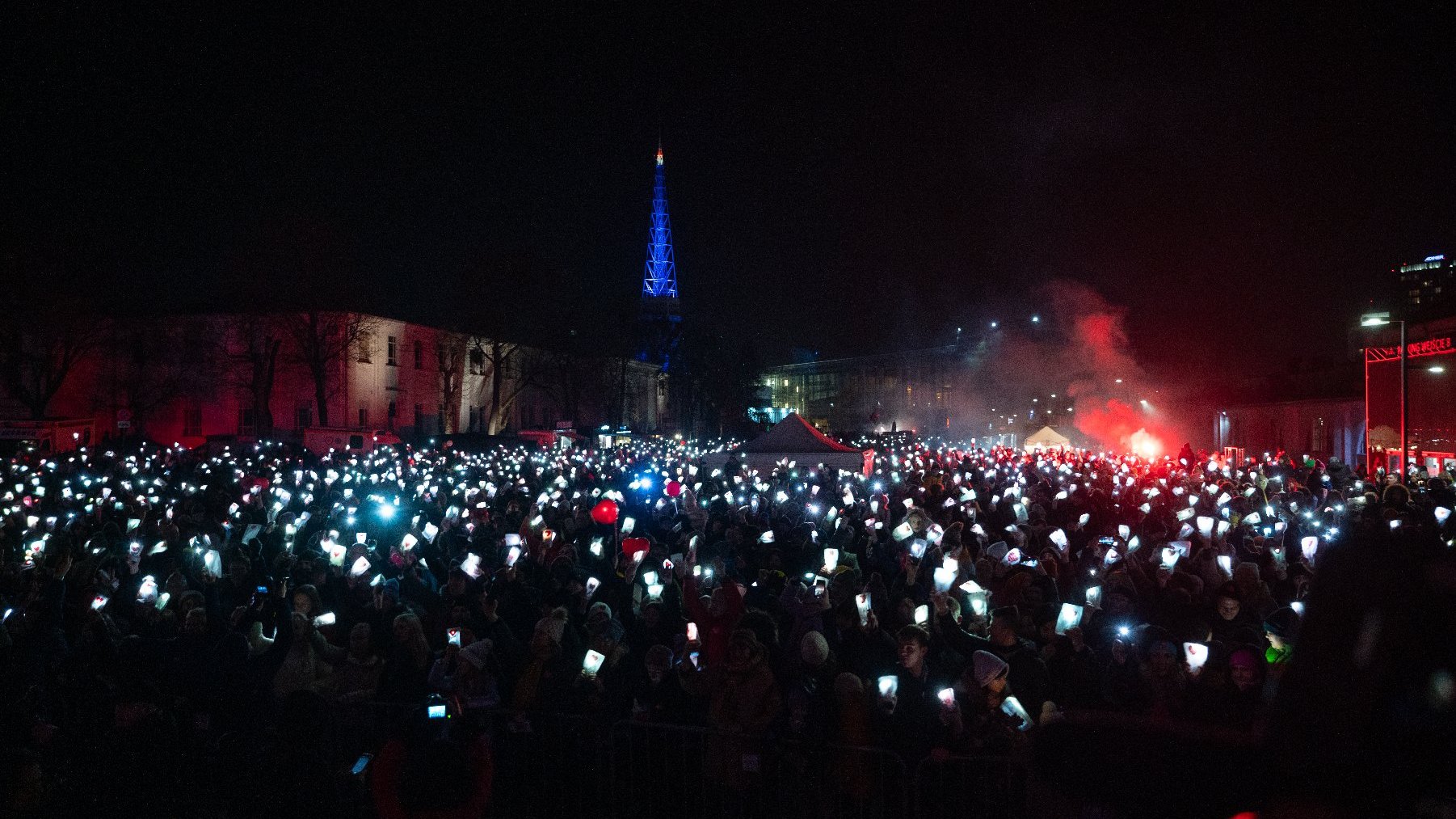 Rozświetlony tysiącami latarek plac PKW na terenie MTP