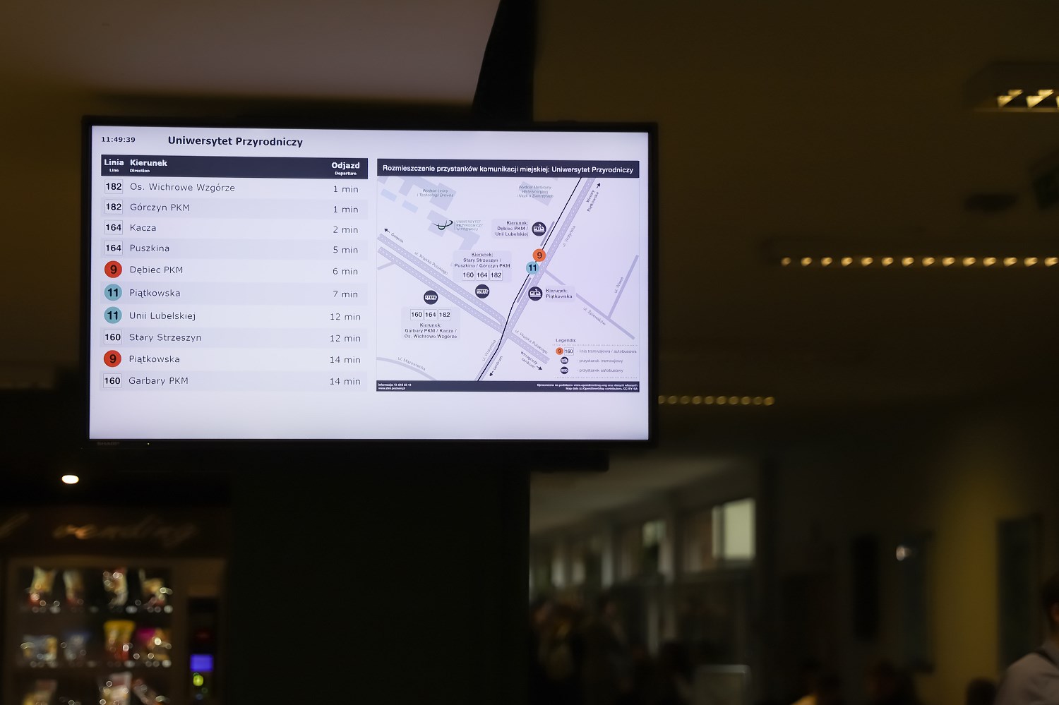 Tablica multimedialna, na której wyświetlane są informacje o odjazdach tramwajów i autobusów z najbliższych przystanków - grafika artykułu