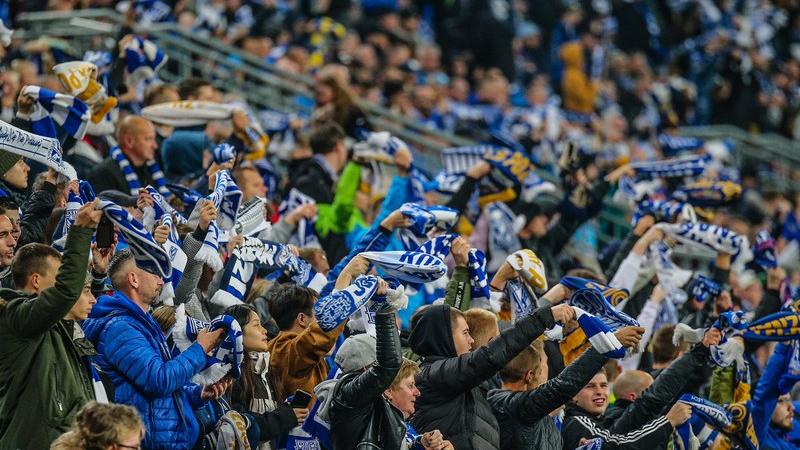 Kibice z szalikami Lecha Poznań na stadionie