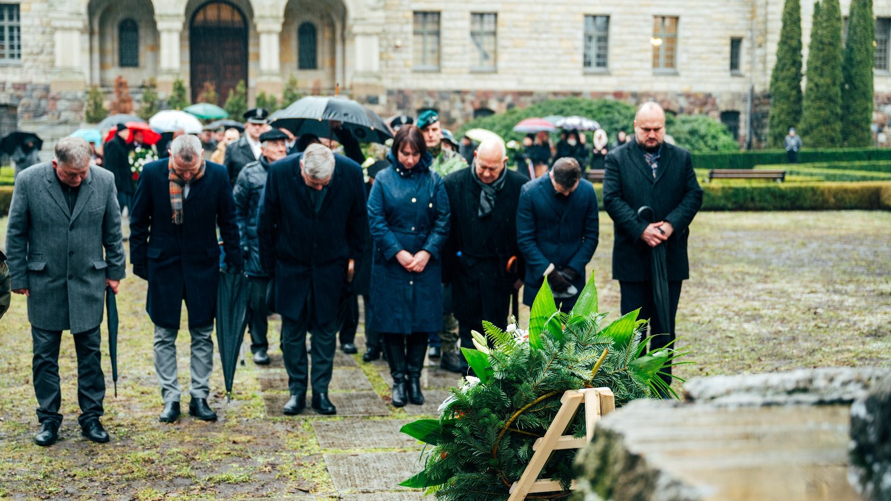 Na zdjęciu przedstawiciele władz wojewódzkich i samorządowych w ukłonie przed pomnikiem