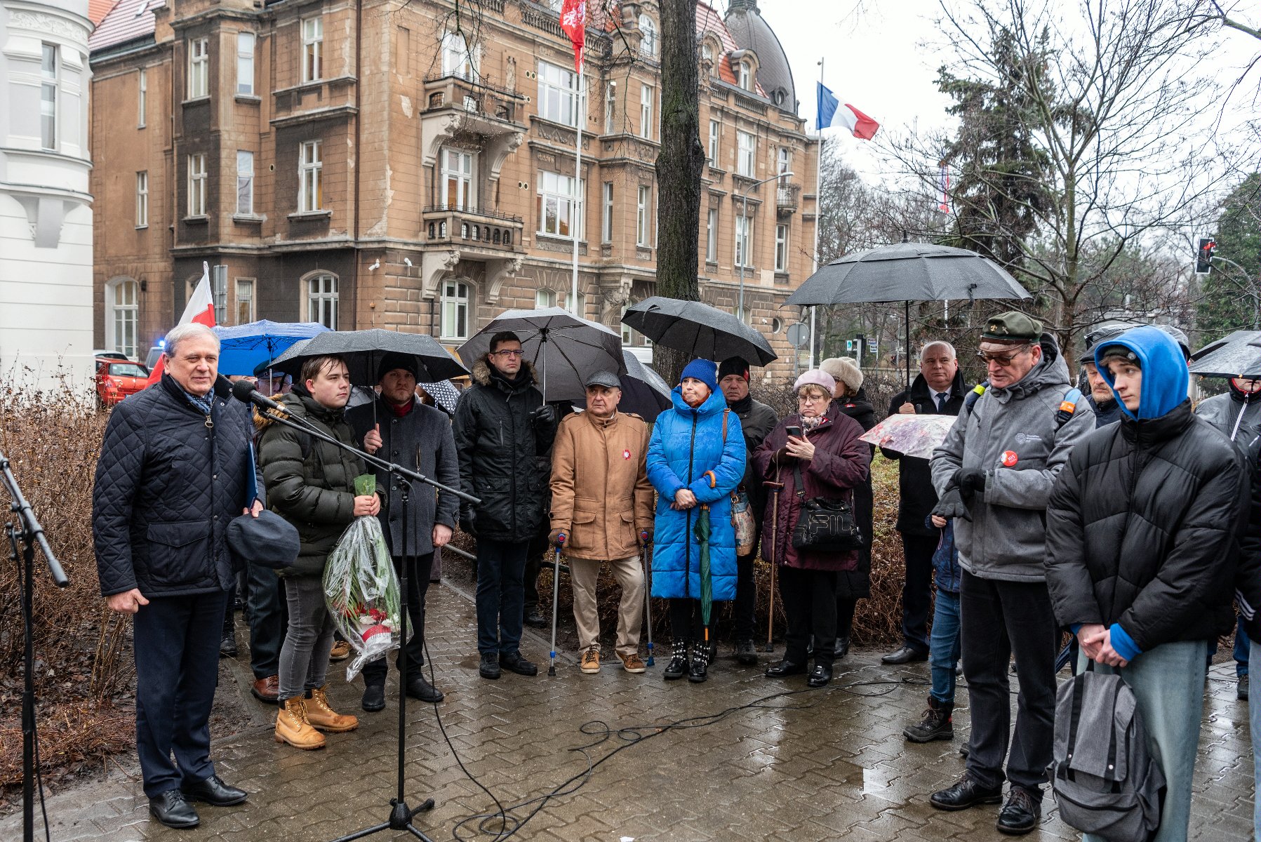 Galeria zdjęć przedstawia uroczystości z okazji 105. rocznicy podpisania rozejmu w Trewirze. Na fotografiach widać, m.in. uczestników obchodów i poczty sztandarowe. - grafika artykułu