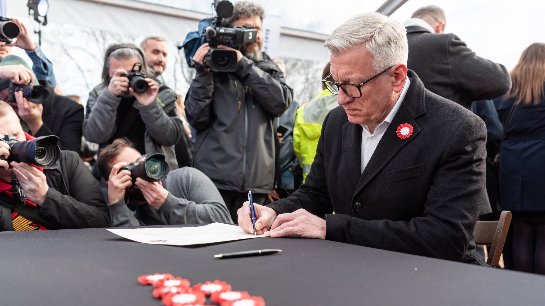 Na zdjęciu prezydent Poznania podpisujący dokument