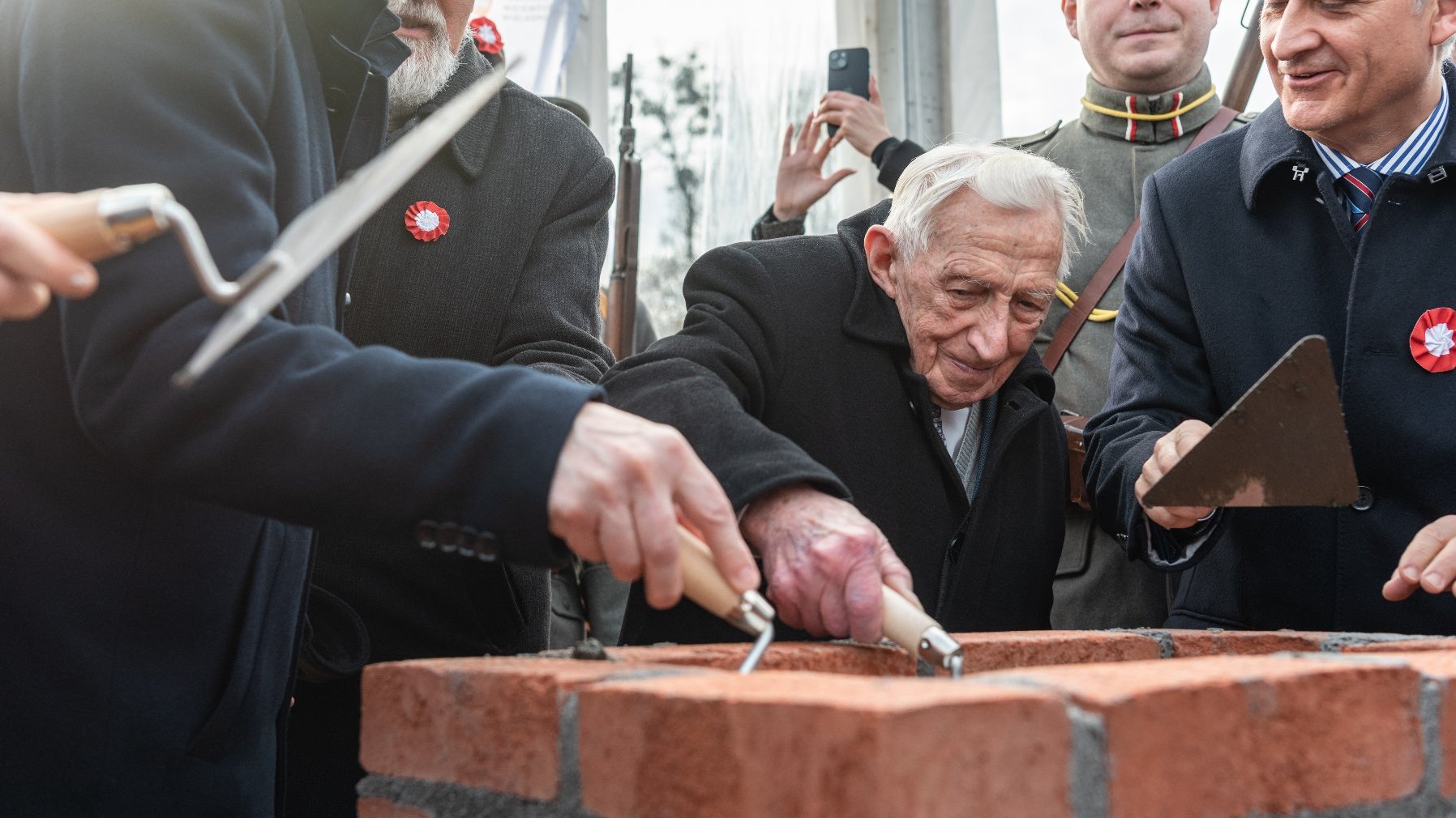 Na zdjeciu starszy mężczyzna z kielnią