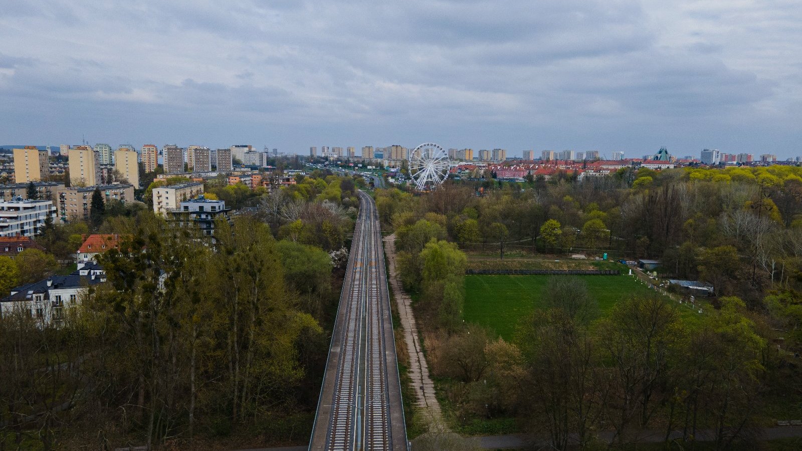 Widok na trasę PST. Droga rowerowa powstanie po jej wschodniej stronie