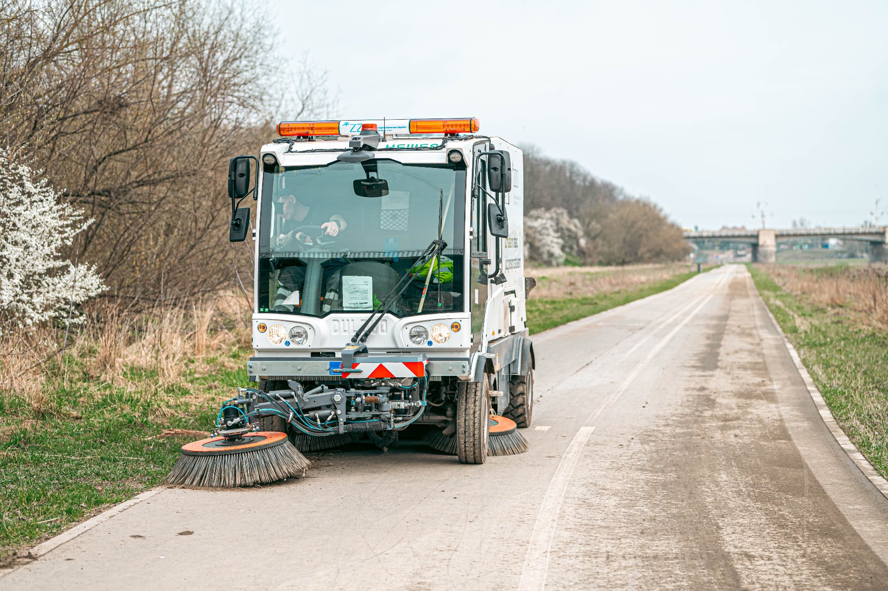 Zdjęcie przedstawia samochód sprzątający na Wartostradzie. - grafika artykułu