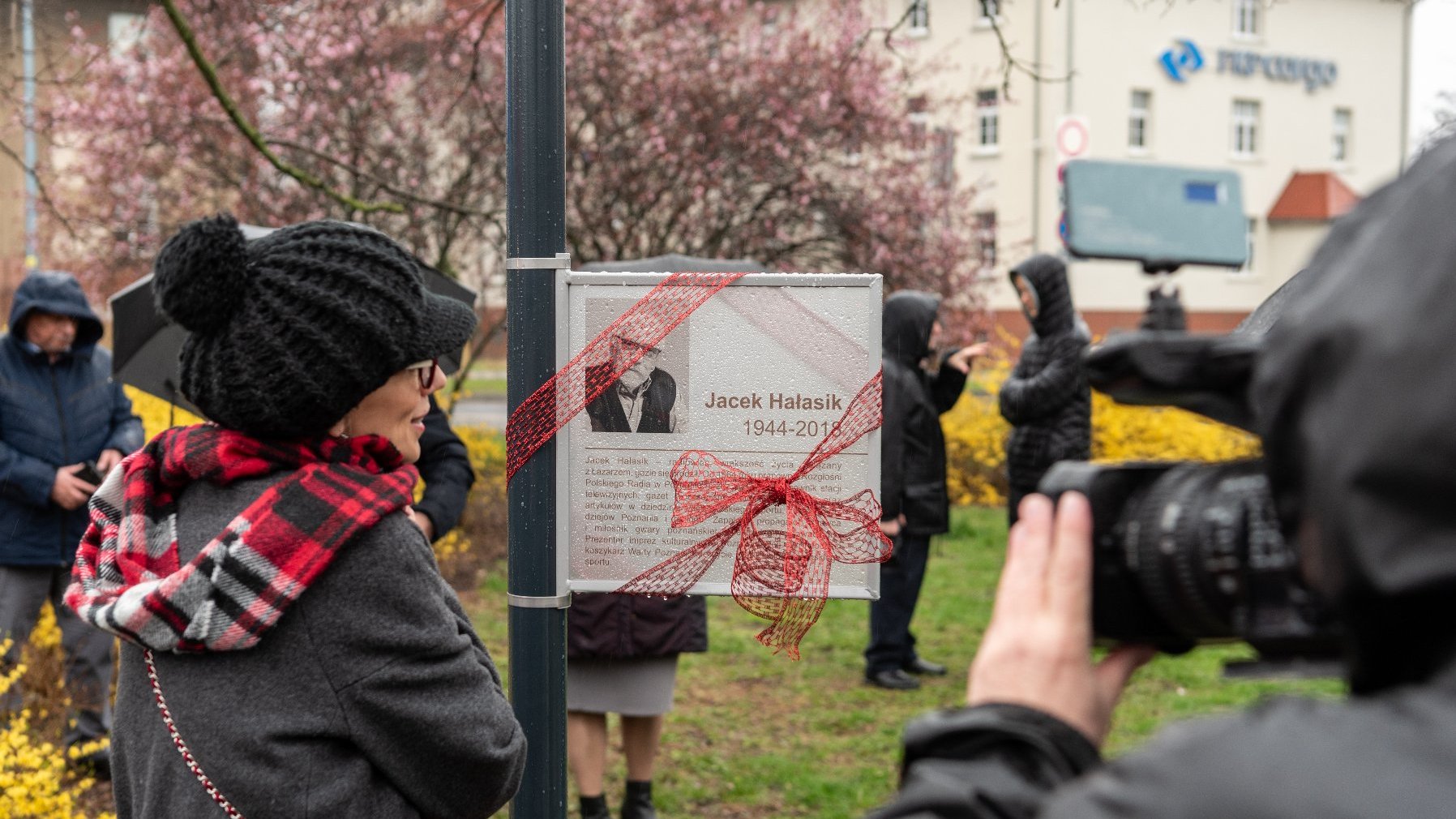 Galeria zdjęć przedstawia fotorelację z otwarcoia skweru im. Jacka Hałasika.