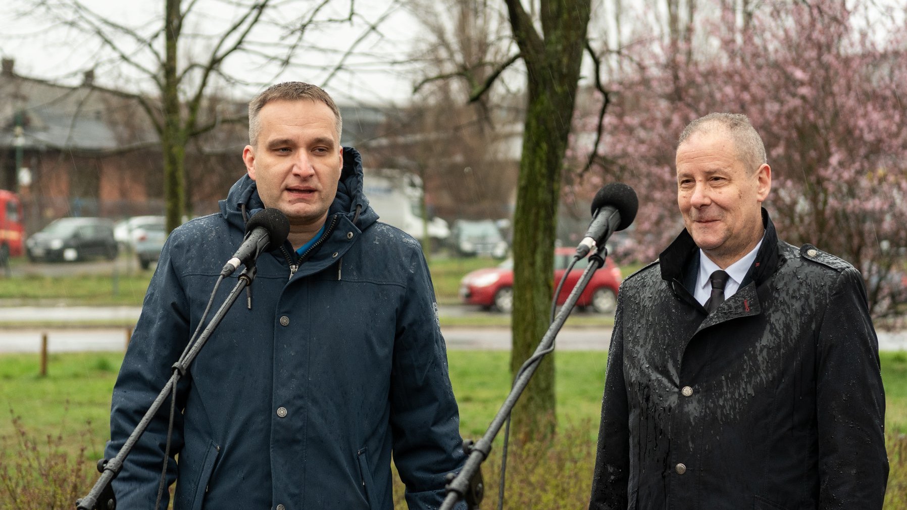 Galeria zdjęć przedstawia fotorelację z otwarcoia skweru im. Jacka Hałasika.