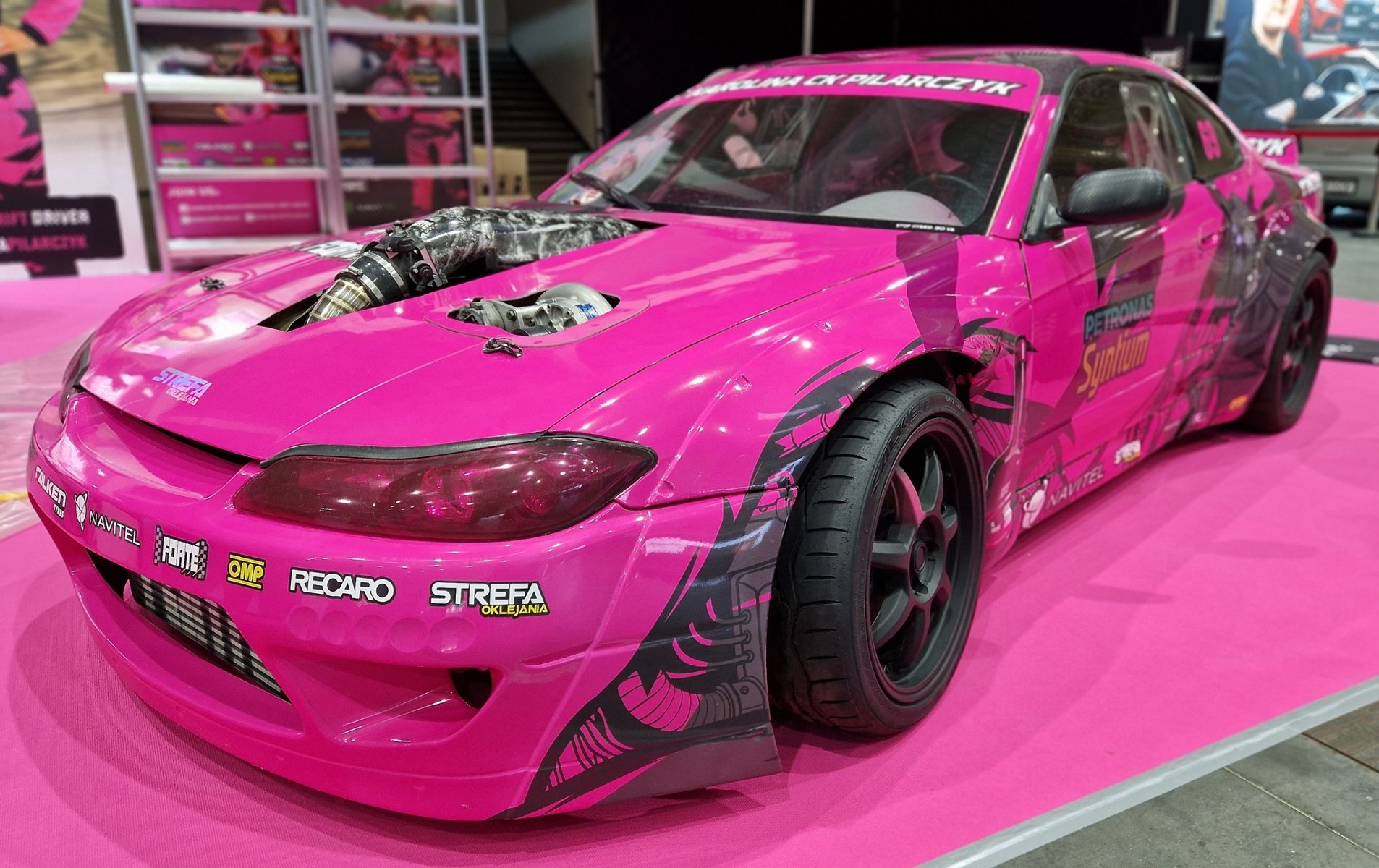 Na zdjęciu różowy samochód - grafika artykułu