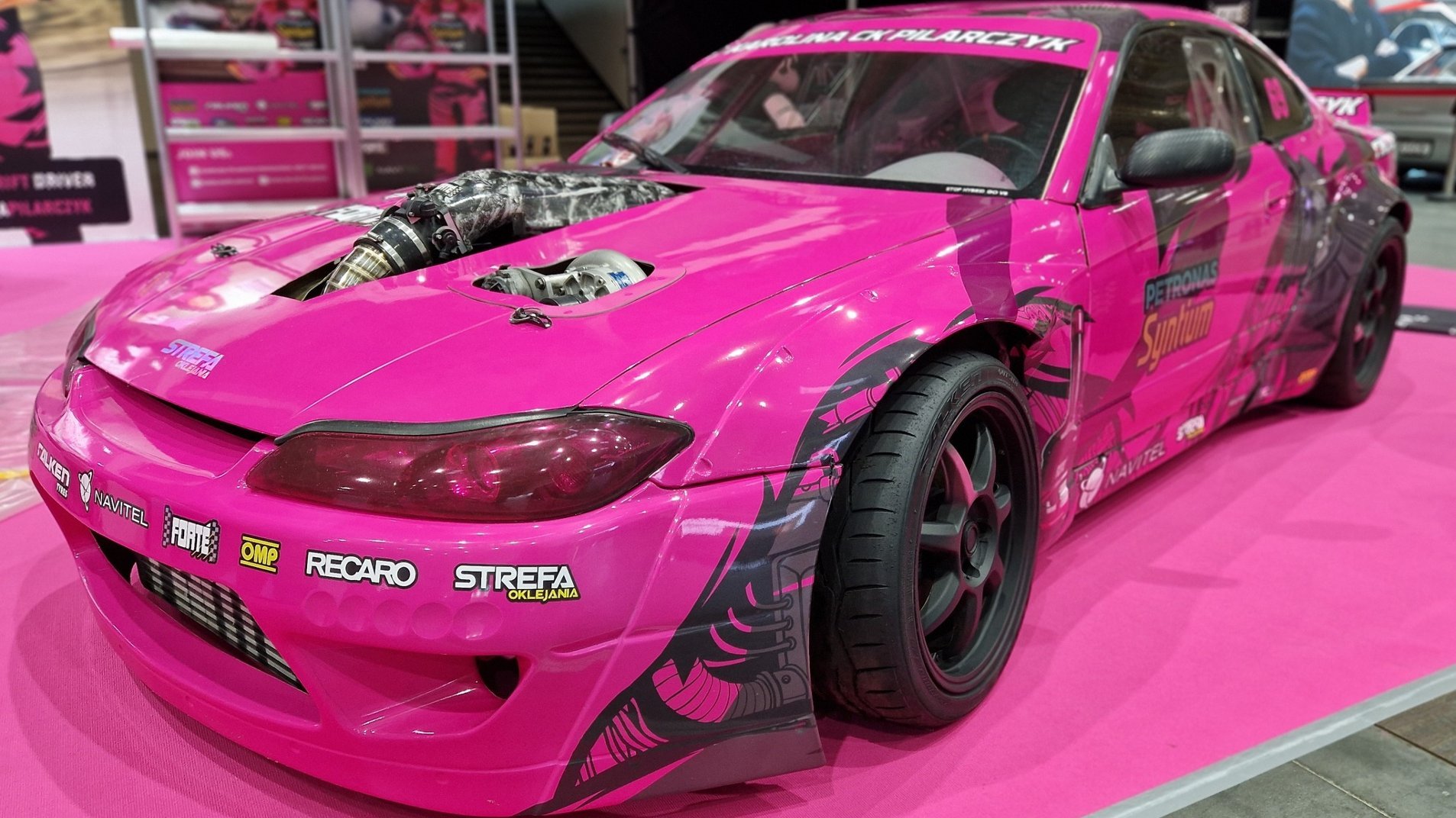 Na zdjęciu różowy samochód