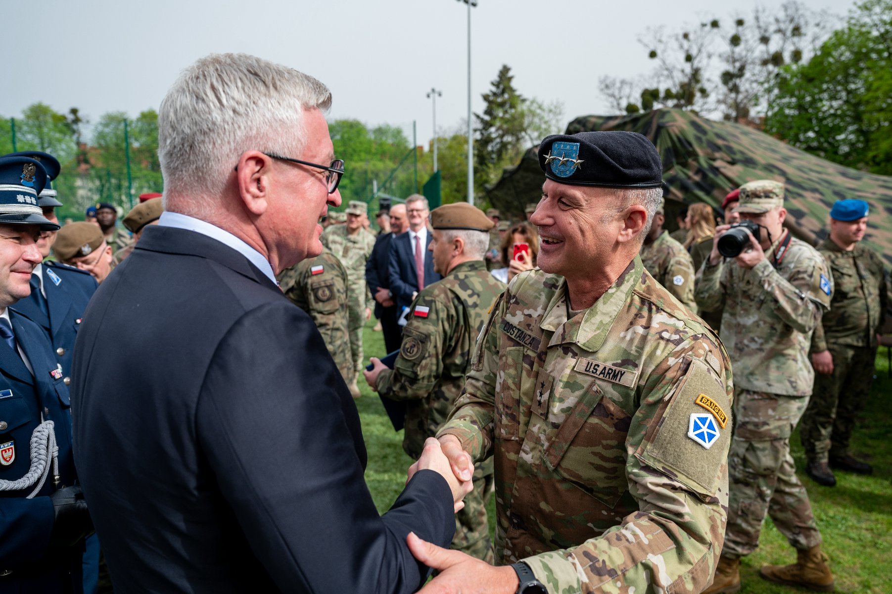 Galeria zdjęć przedstawia uroczyste przekazanie dowództwa V Korpusu US Army w Camp Kościuszko w Poznaniu. - grafika artykułu