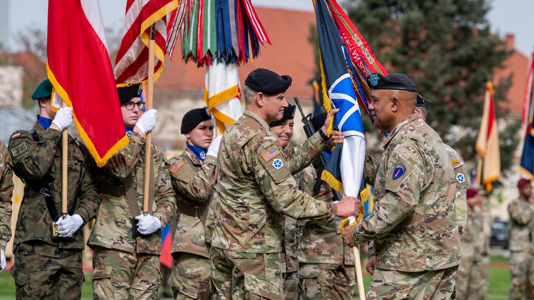 Galeria zdjęć przedstawia uroczyste przekazanie dowództwa V Korpusu US Army w Camp Kościuszko w Poznaniu.