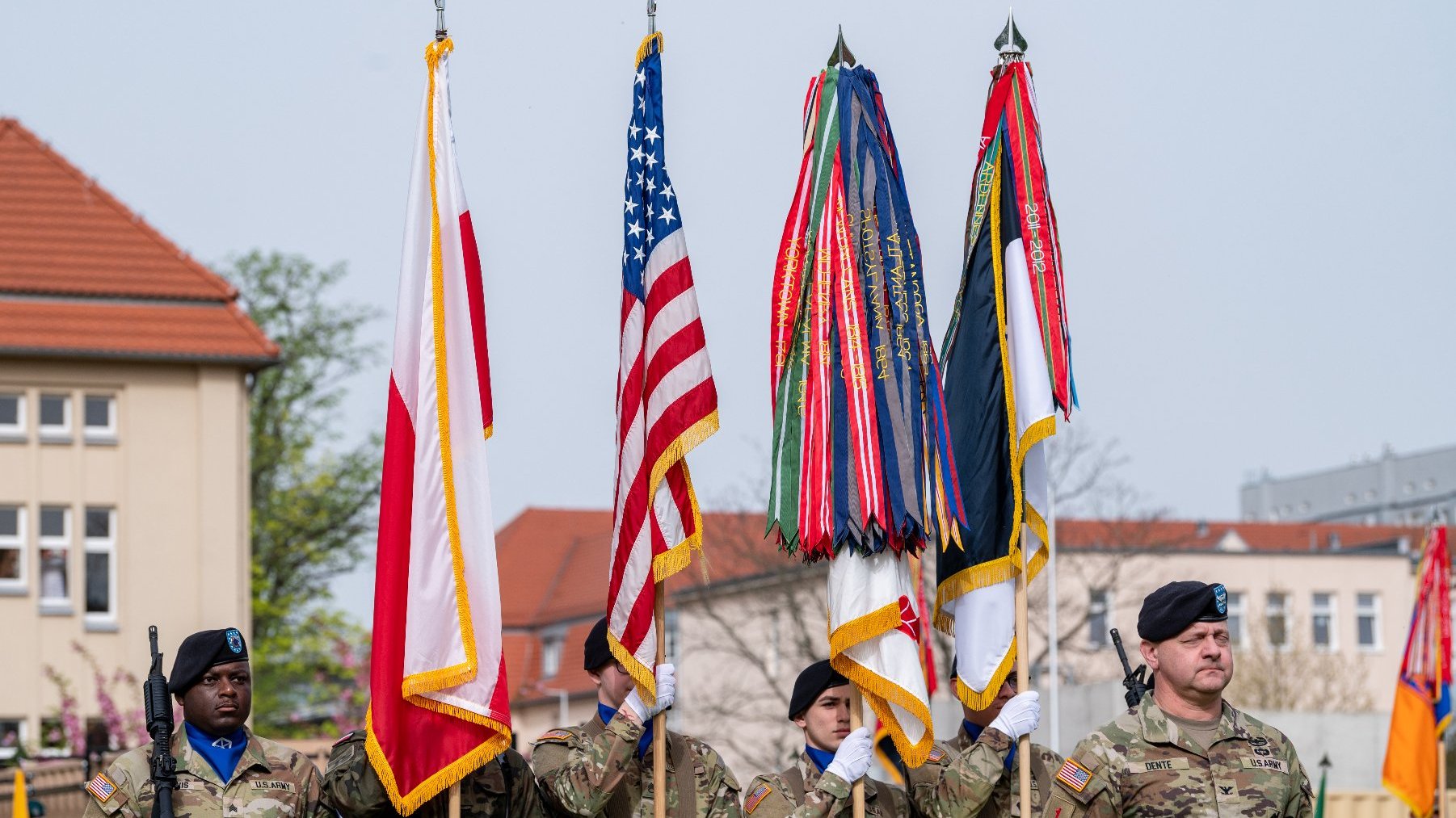 Galeria zdjęć przedstawia uroczyste przekazanie dowództwa V Korpusu US Army w Camp Kościuszko w Poznaniu.