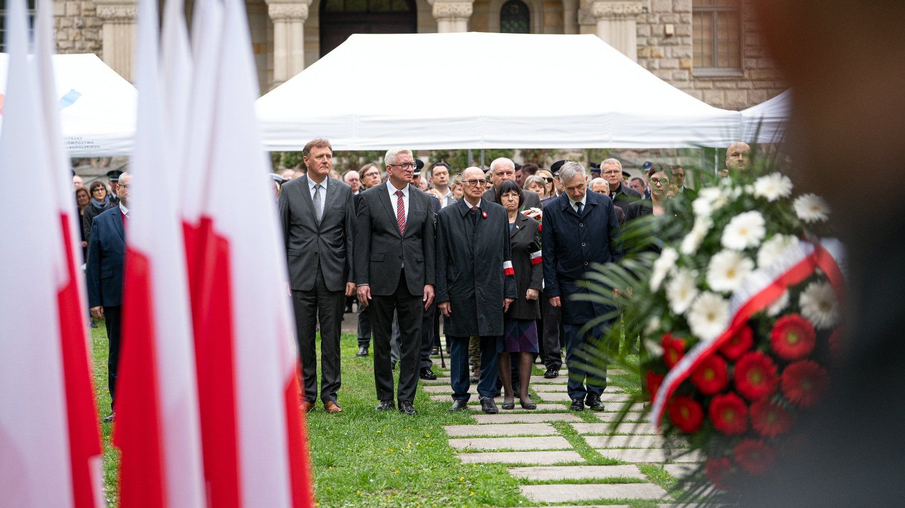 Na zdjęciu delegacja składająca kwiaty