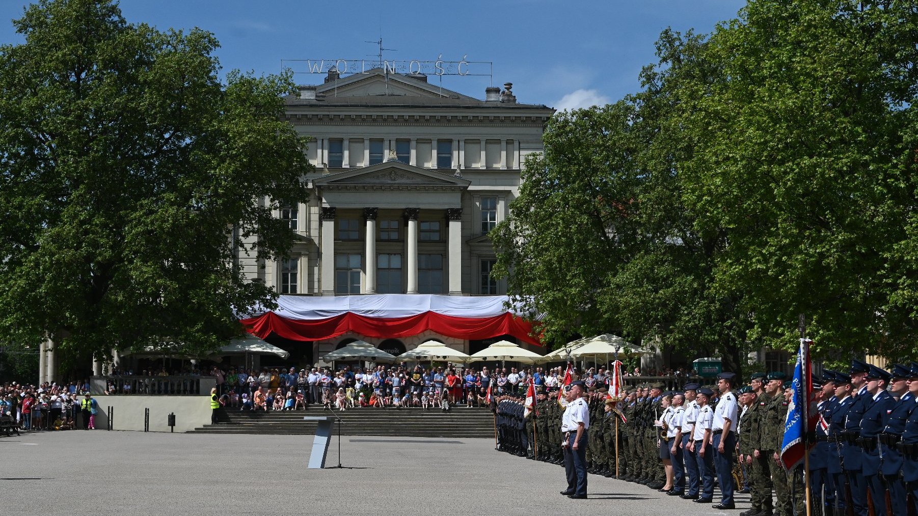 Na zdjęciu plac wolności pełen ludzi