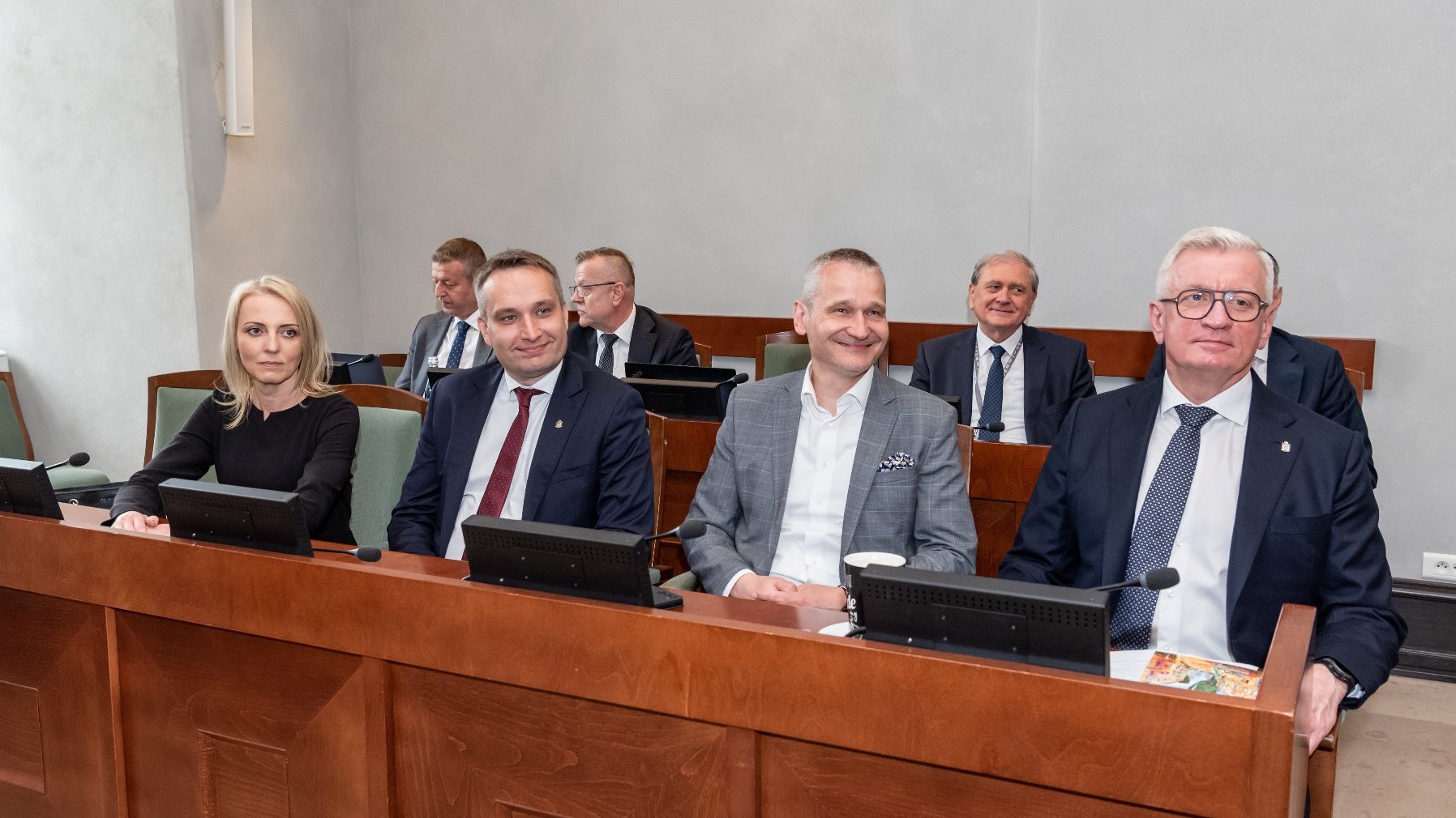 Na zdjęciu prezydent Poznania i jego zastępcy w ławie sali sesyjnej