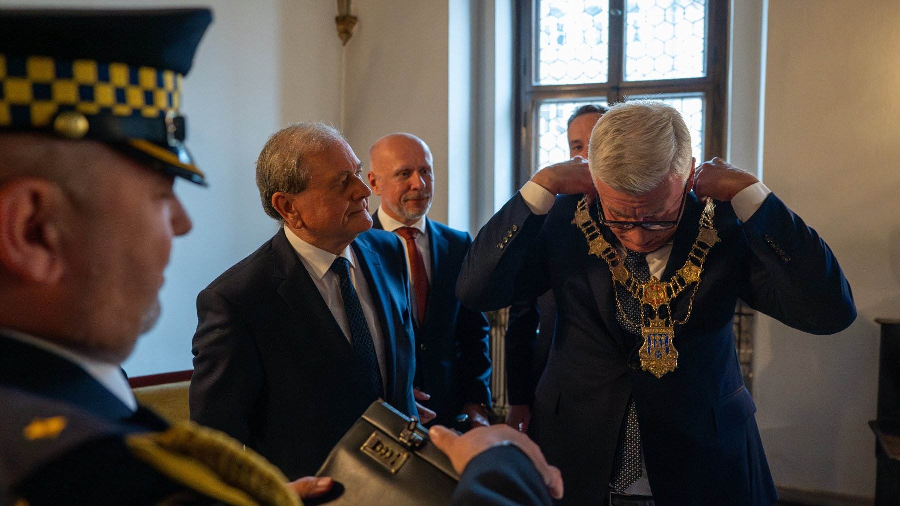 Na zdjęciu prezydent Poznania zakładający uroczysty łańcuch