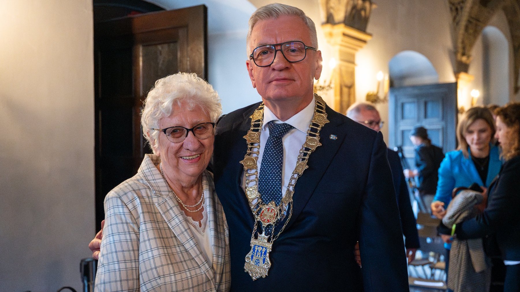 Na zdjęciu prezydent Poznania i starsza kobieta