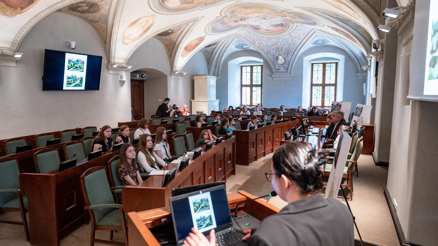 Na zdjęciu dziecięcy radni w sali sesyjnej urzędu miasta