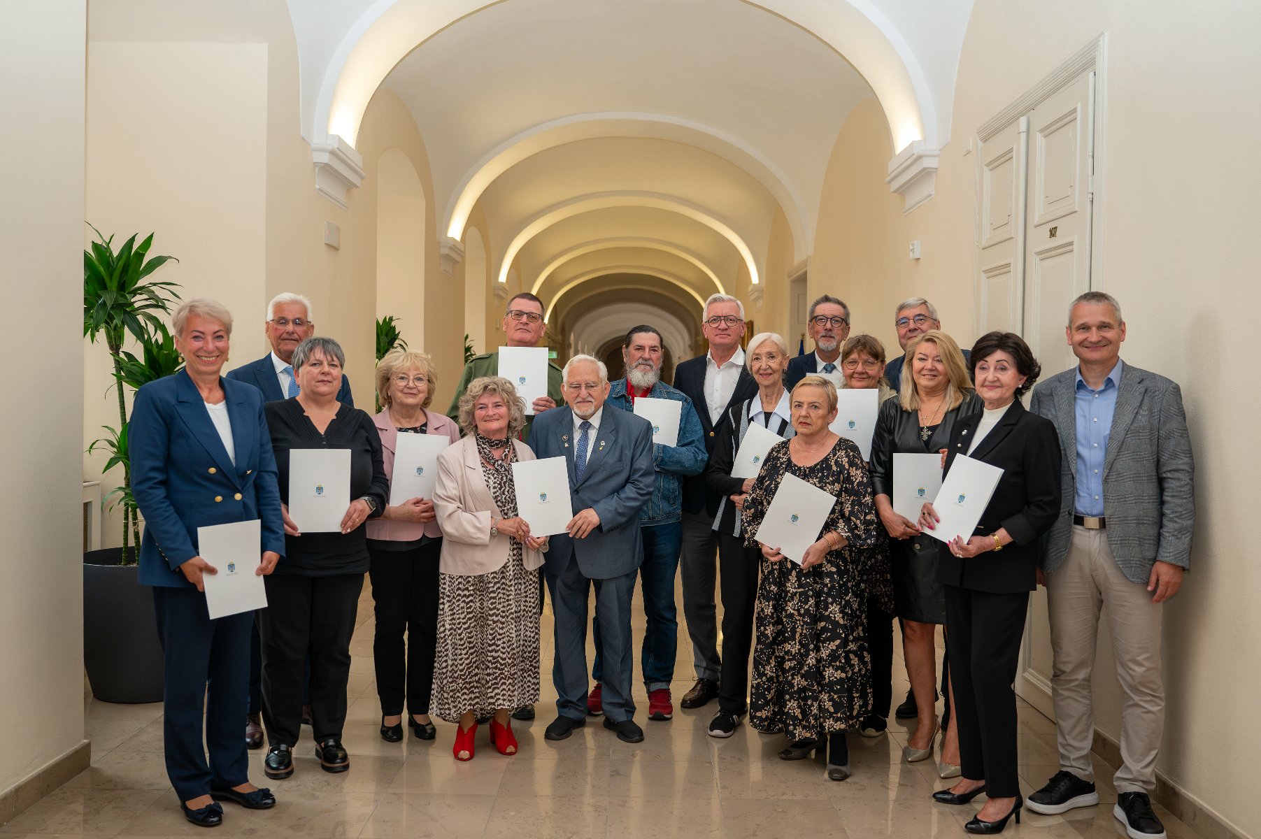 Grupowie zdjęcie senioralnych radnych z przedstawicielami urzędu miasta i rady miasta. - grafika artykułu