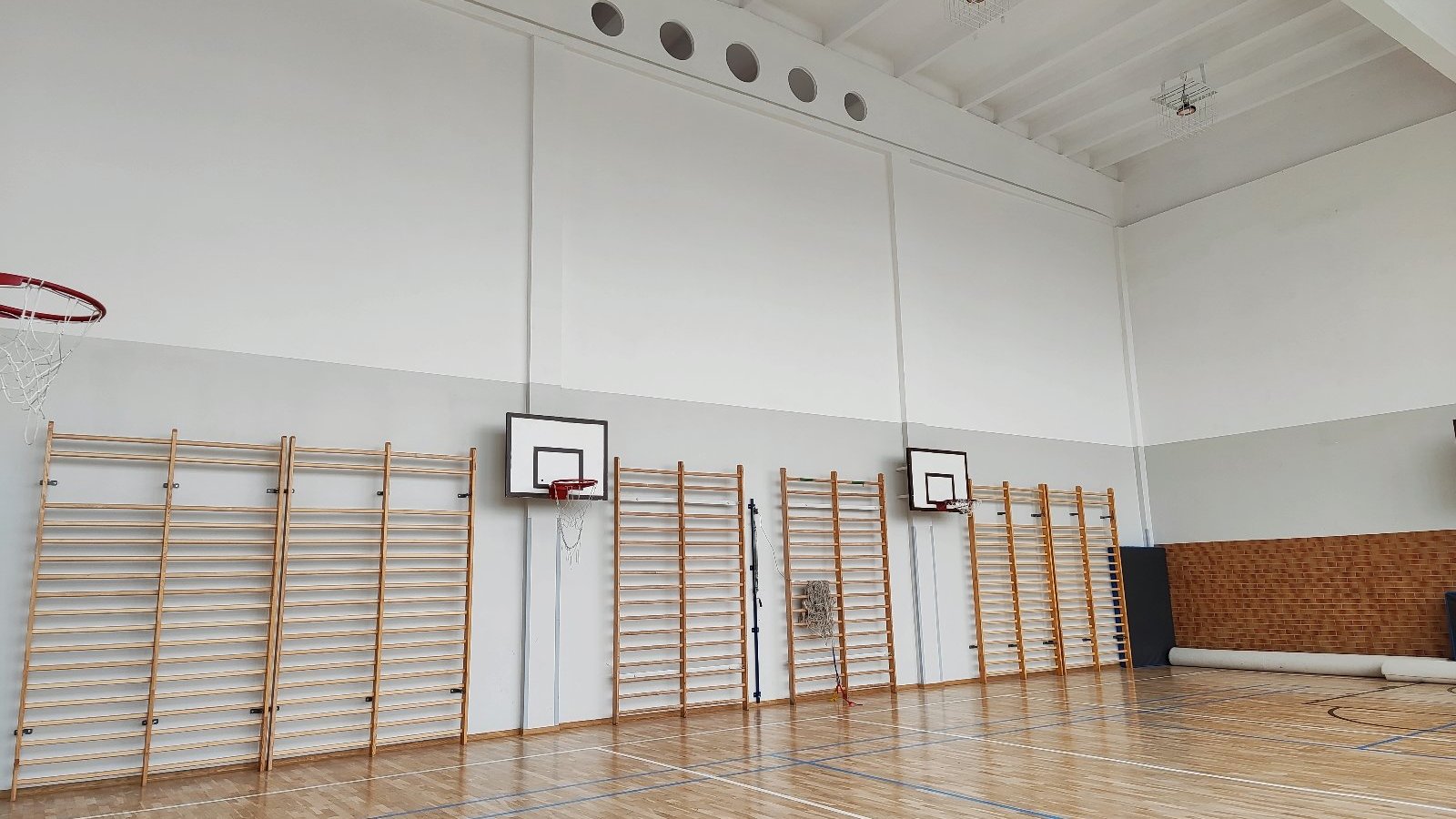 Zdjęcie przedstawia wnętrze sali gimnastycznej.
