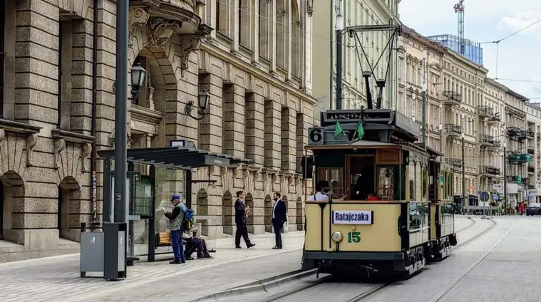 Na zdjęciu zabytkowy tramwaj w centrum miasta - grafika artykułu