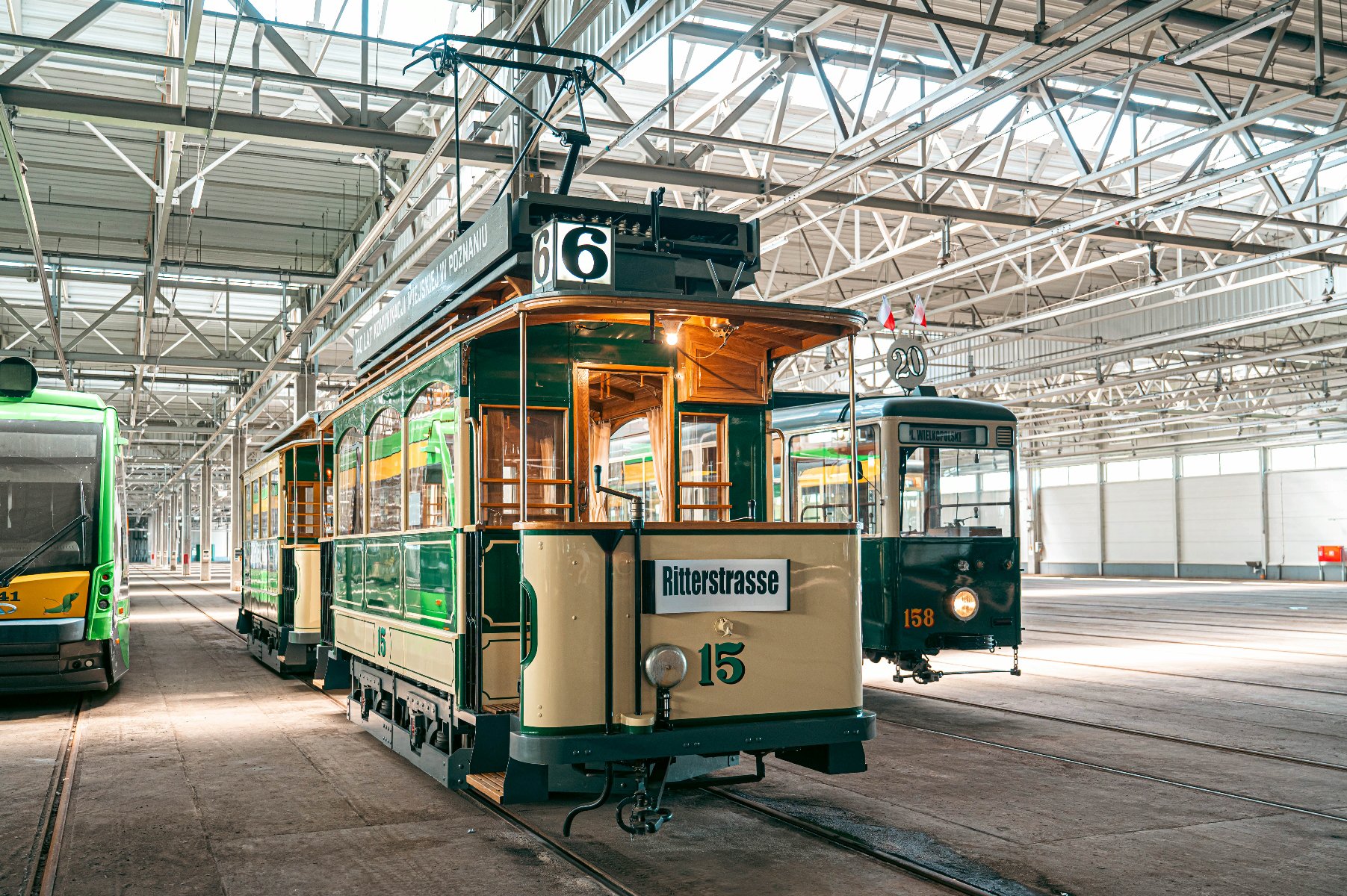 Na zdjęciu zabytkowy tramwaj stojący w zajezdni - grafika artykułu