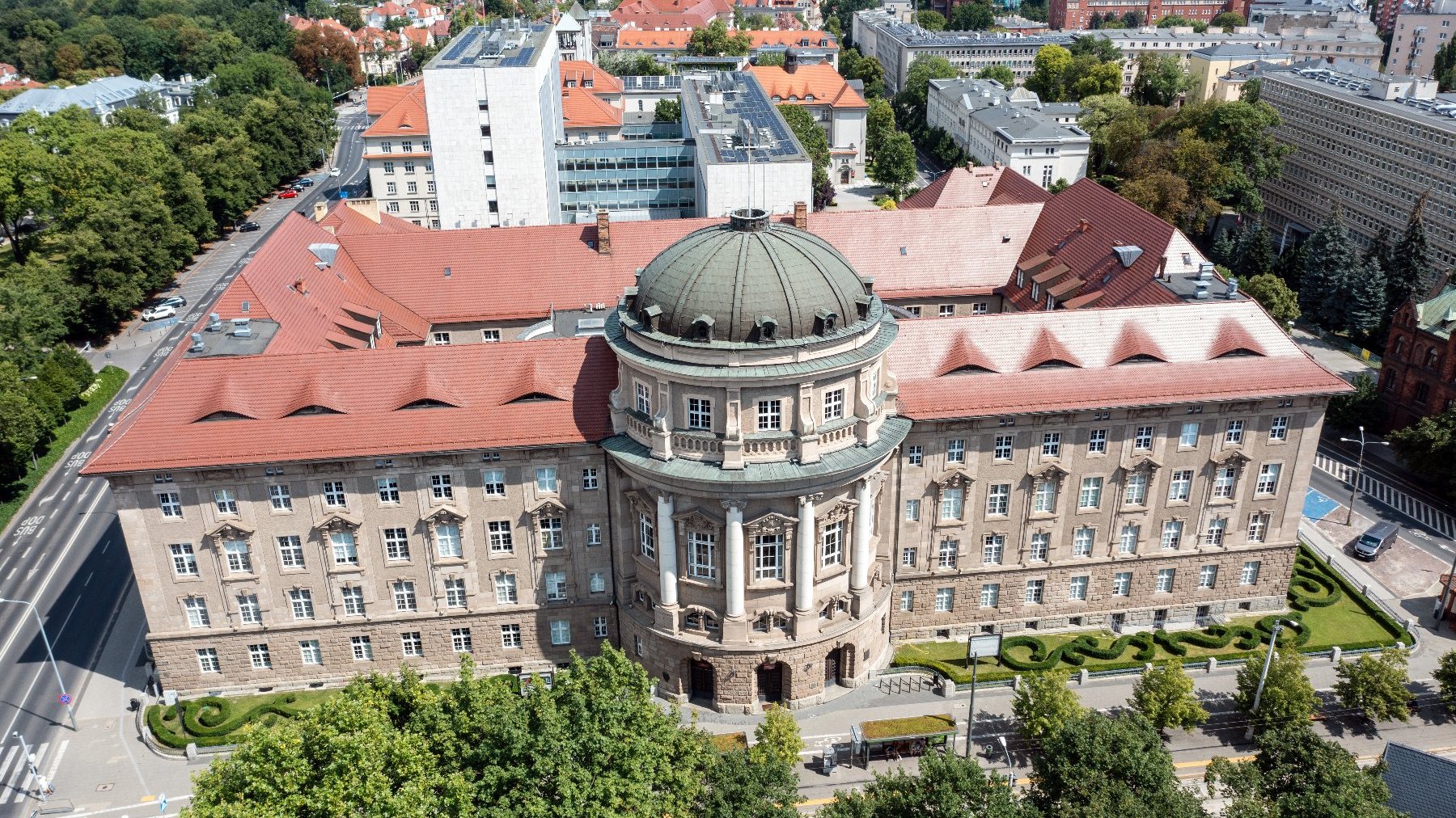 Zdjęcie przedstawia budynek uczelni z lotu ptaka.